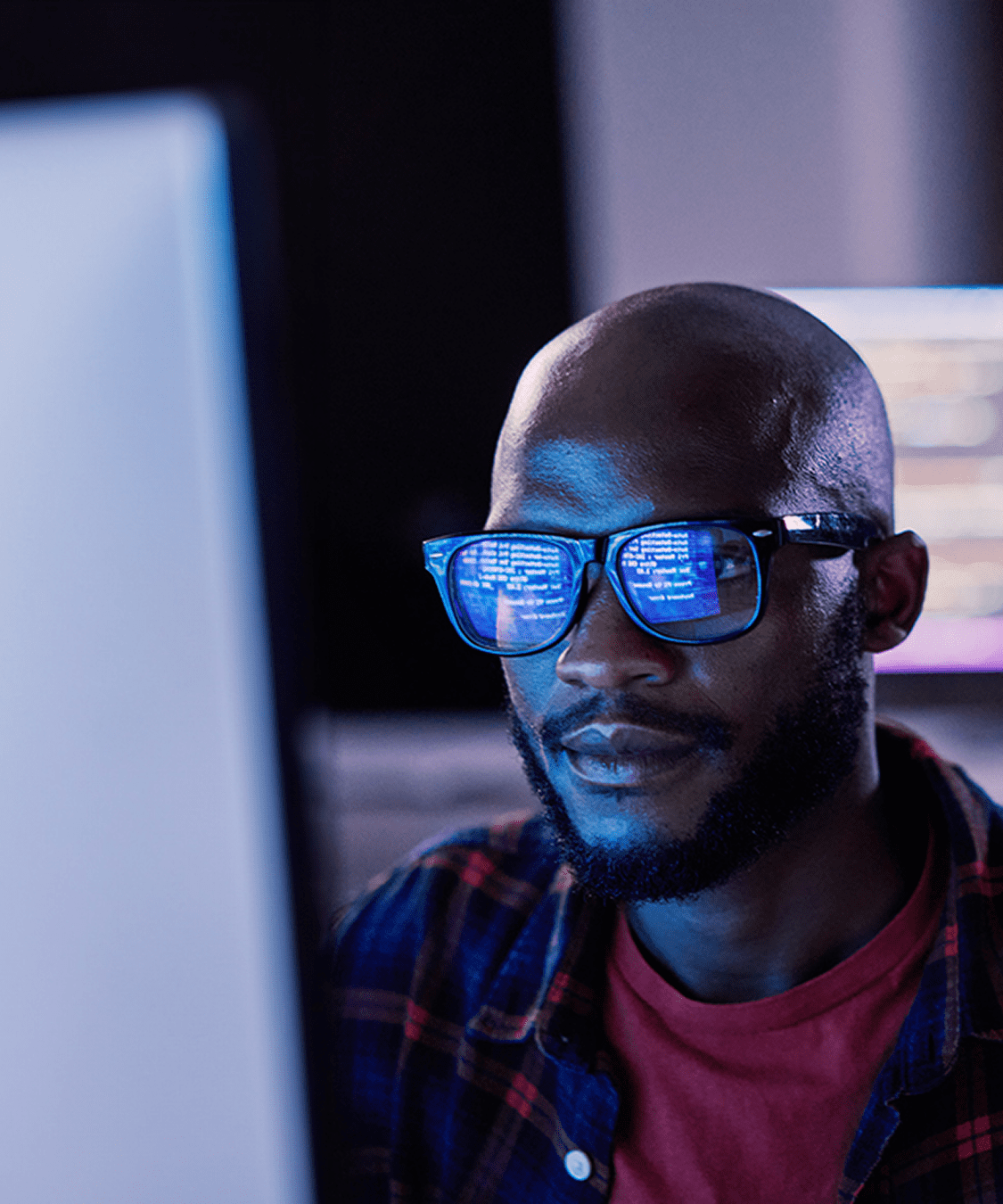 A male Medical Center Information Technology team member at NYU Langone works on his computer.